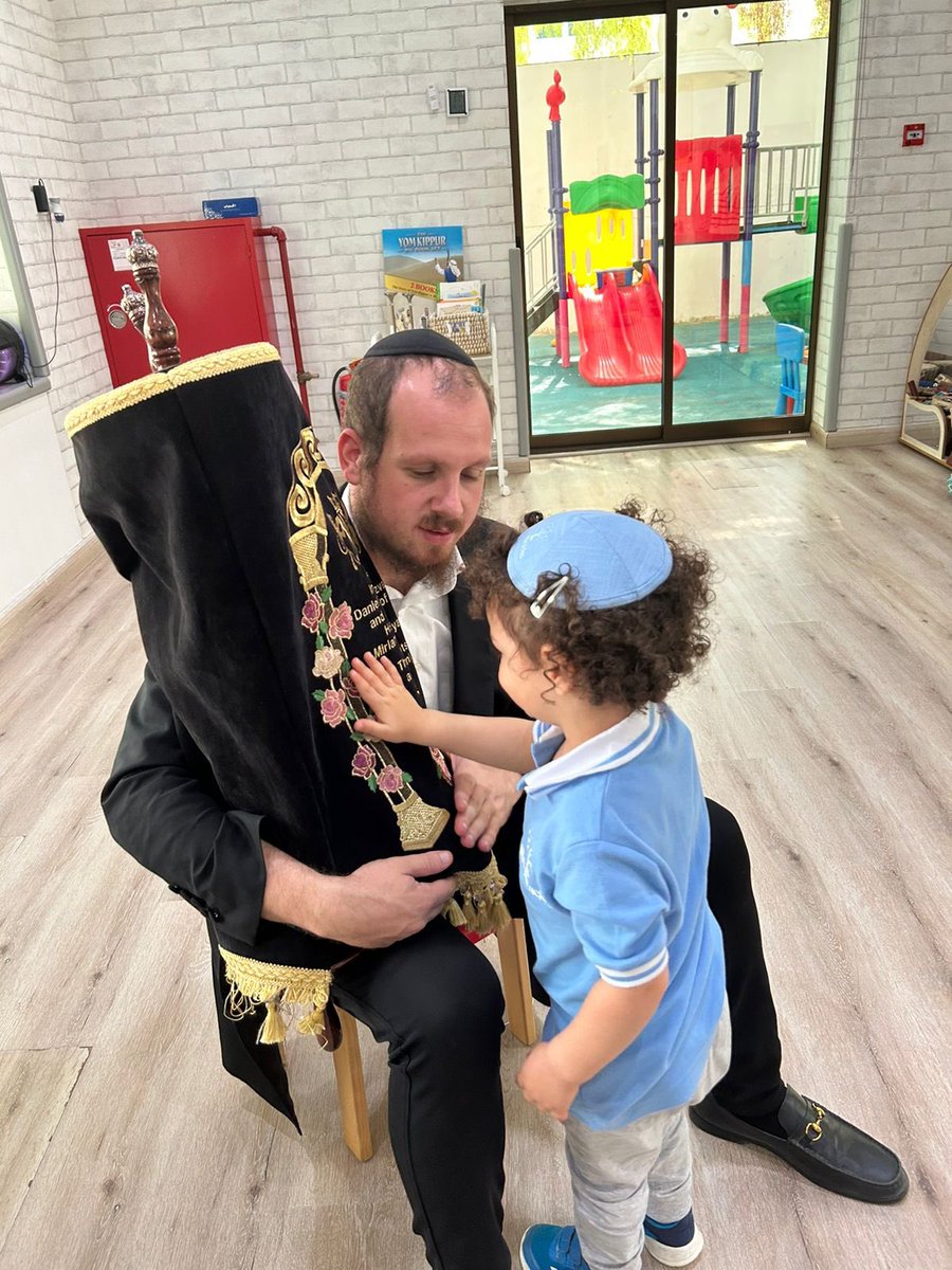 Getting ready for Simchat Torah in Dubai! 
מתכוננים לשמח תורה בדובאי!