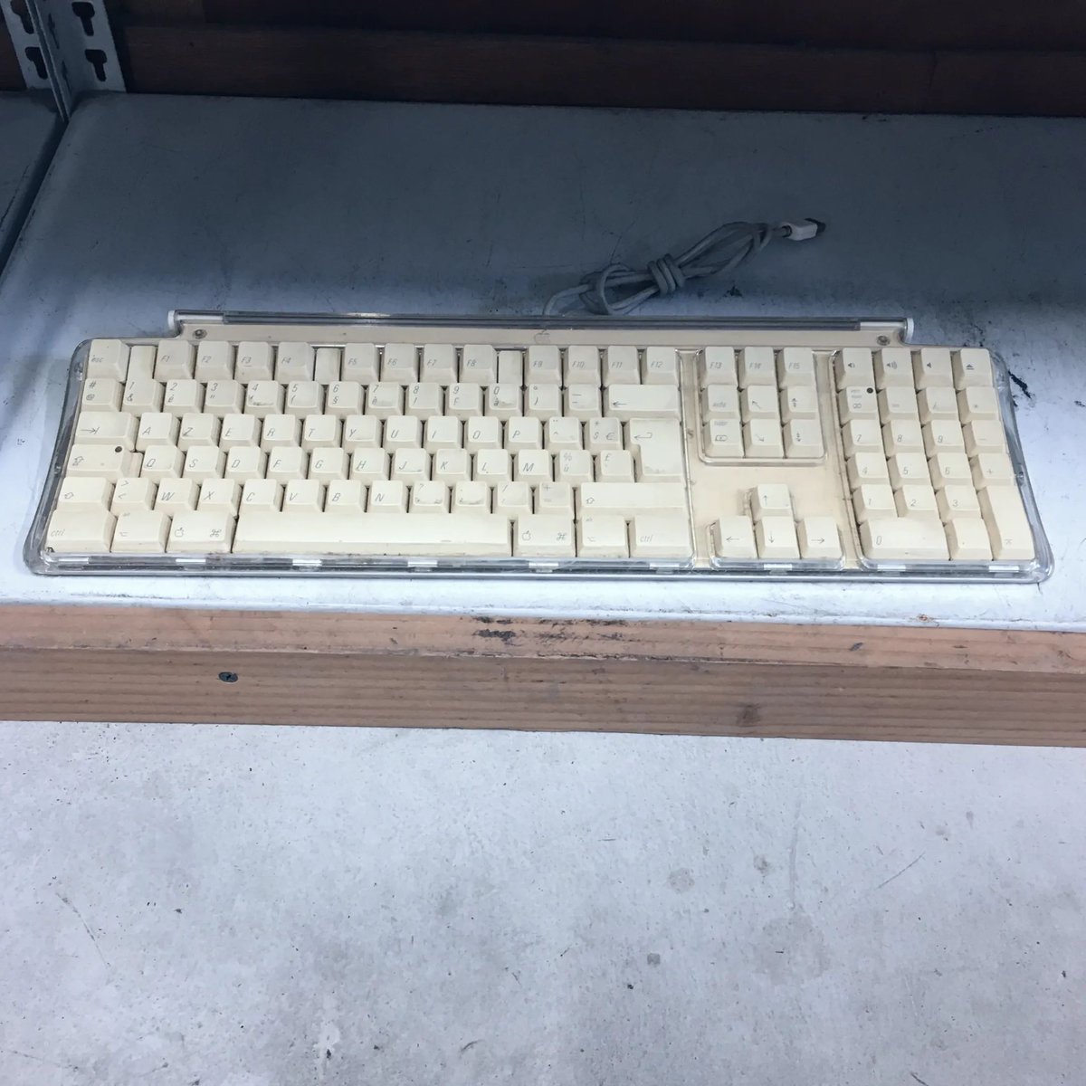 #VINTAGE

Quand tu trouves une pépite chez Emmaüs... Ce n’est pas celui de l’iMac du fondateur de #Wikipédia, qui s’est vendu une fortune récemment... mais il mérite sa place dans notre petit musée du #vintage 

#geekforever #apple