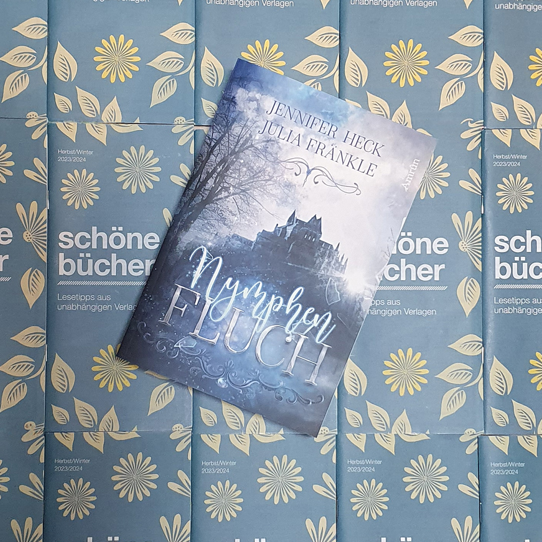 Amrunverlag's tweet photo. Die neue Ausgabe des Schöne-Bücher-Magazins, mit Lesetipps aus unabhängigen Verlagen! Unter anderem mit "Nymphenfluch" von Jennifer Heck und Julia Fränkle. Das Magazin gibt es bei vielen Buchhändlern, auf Lesungen und Veranstaltungen. Kostenlos auch auf https://t.co/g6O2SSLIkq. https://t.co/m4neAwWNgy