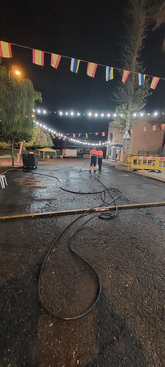 Baldeo intenso del barrio del Lomo Apolinario para mitigar los efectos de las fiestas que estos días se celebran.