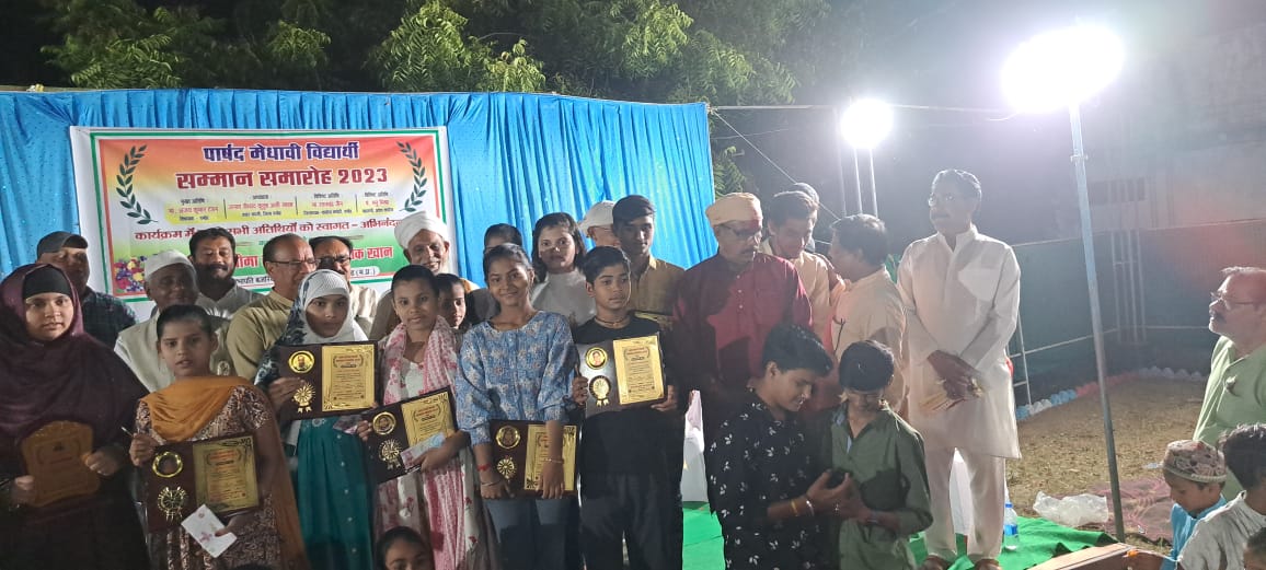 manumishrainc's tweet photo. नगर के बजरिया वार्ड क्रमांक 2 में मेधावी छात्र सम्मान समारोह में  सम्मिलित होकर छात्रों का सम्मान किया एवं उज्ज्वल भविष्य की शुभकामनाएं दी।। https://t.co/2SWOMGb3uQ