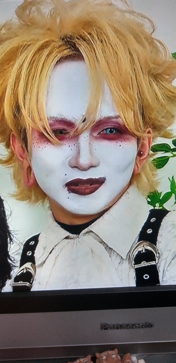 TalkSilent's tweet photo. このメイクと💄💋✨髪型にしてみたいと思う私はバグってるんやろか🤭✨☀️✨🌈デスメタルでもやるか🤭✨☀️✨
#ビジュアル系ロックバンド
#キズ #Reikl #unknownstudio https://t.co/s14dTshBIi