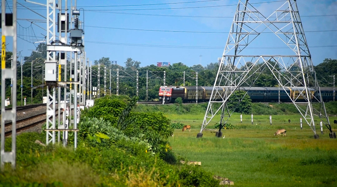 PriyamGhosh02's tweet image. The #curving train 

12508 Silchar - #TVC Aronai Express curving after departure from New Jalpaiguri Jn Railway station 

@RailMinIndia @AshwiniVaishnaw @drm_kir @RailNf @southernrailway