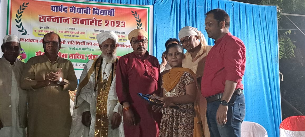 manumishrainc's tweet photo. नगर के बजरिया वार्ड क्रमांक 2 में मेधावी छात्र सम्मान समारोह में  सम्मिलित होकर छात्रों का सम्मान किया एवं उज्ज्वल भविष्य की शुभकामनाएं दी।। https://t.co/2SWOMGb3uQ