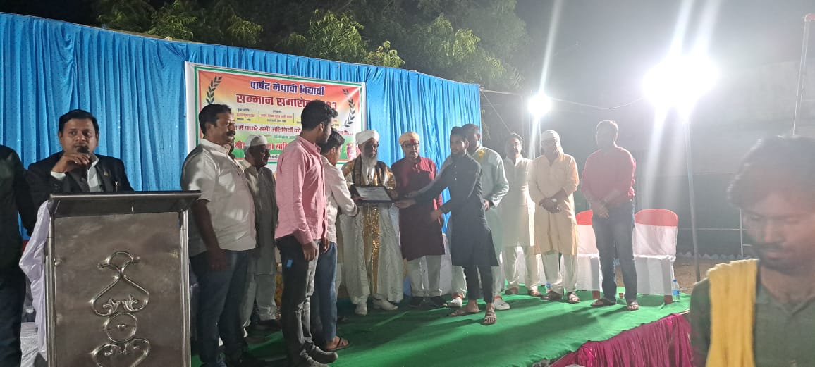 manumishrainc's tweet photo. नगर के बजरिया वार्ड क्रमांक 2 में मेधावी छात्र सम्मान समारोह में  सम्मिलित होकर छात्रों का सम्मान किया एवं उज्ज्वल भविष्य की शुभकामनाएं दी।। https://t.co/2SWOMGb3uQ