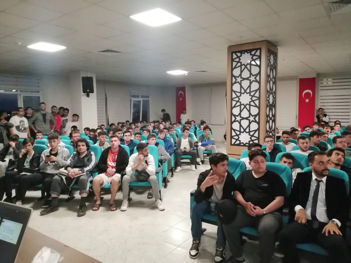 Tekinsen7645's tweet photo. Öğrencilerimizin yoğun katılımı ile Uyum programları 1. Bilgilendirme toplantımızı gerçekleştirdik ➡️ Sultan Çelebi Mehmet Yurt Müdürlüğü @GSB_KYGM @EdirneKYGM  @selimakGSB https://t.co/ioJUr35TAL