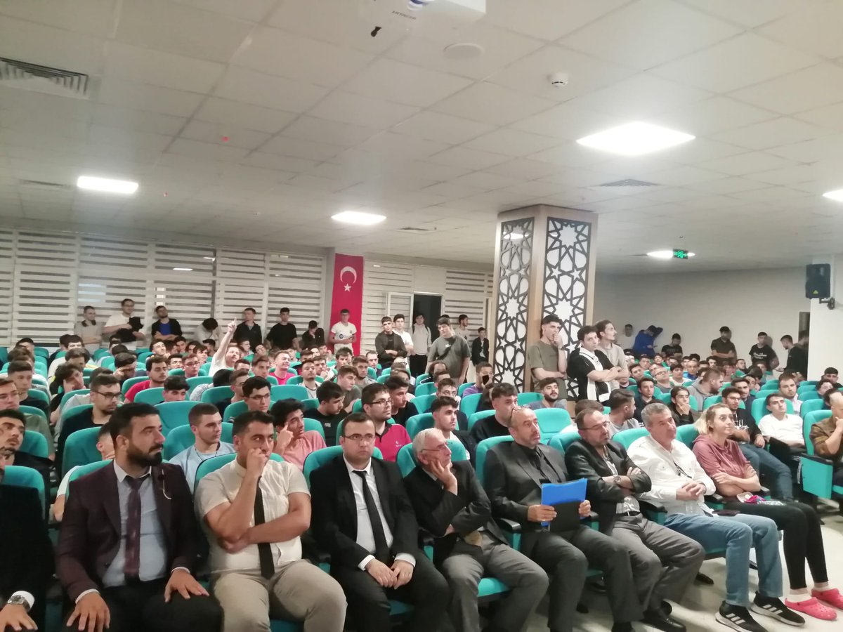 Tekinsen7645's tweet photo. Öğrencilerimizin yoğun katılımı ile Uyum programları 1. Bilgilendirme toplantımızı gerçekleştirdik ➡️ Sultan Çelebi Mehmet Yurt Müdürlüğü @GSB_KYGM @EdirneKYGM  @selimakGSB https://t.co/ioJUr35TAL