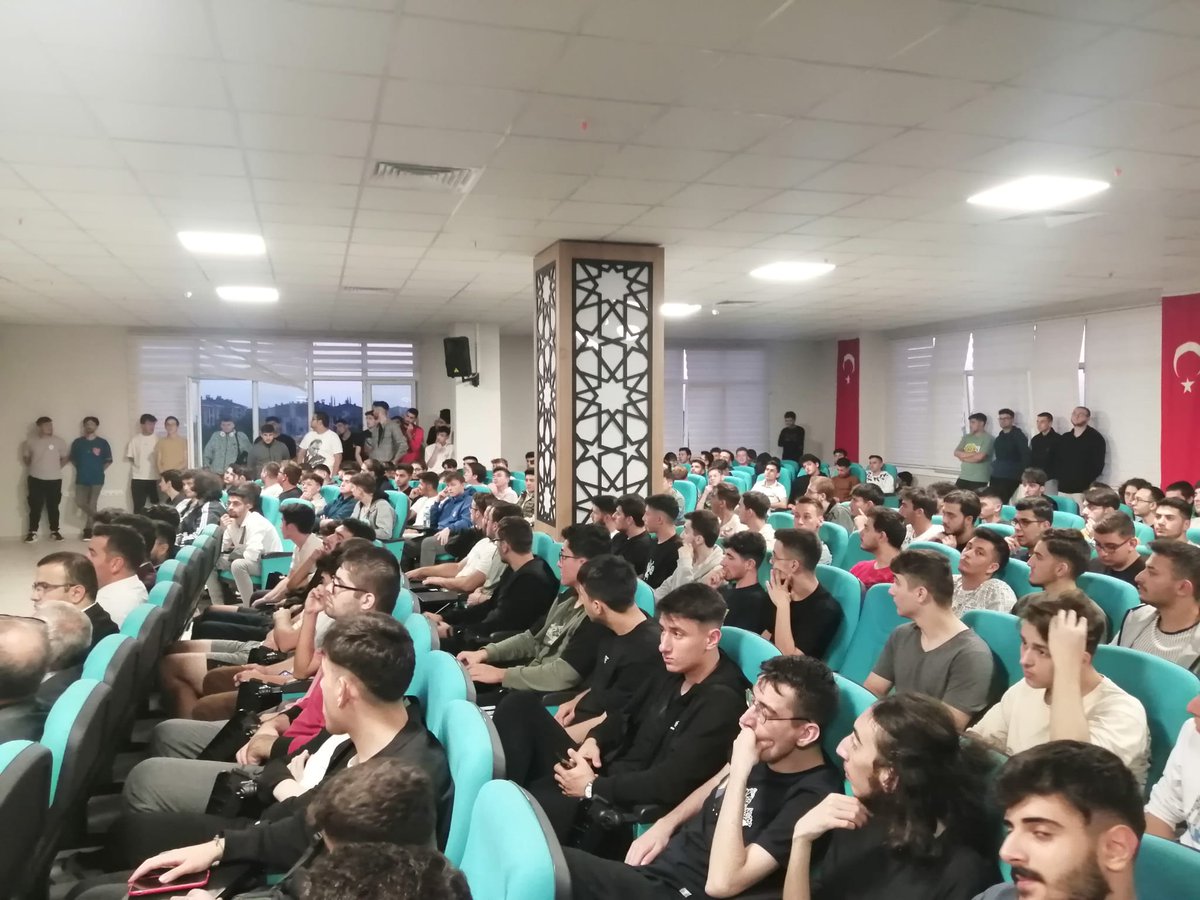 Tekinsen7645's tweet photo. Öğrencilerimizin yoğun katılımı ile Uyum programları 1. Bilgilendirme toplantımızı gerçekleştirdik ➡️ Sultan Çelebi Mehmet Yurt Müdürlüğü @GSB_KYGM @EdirneKYGM  @selimakGSB https://t.co/ioJUr35TAL