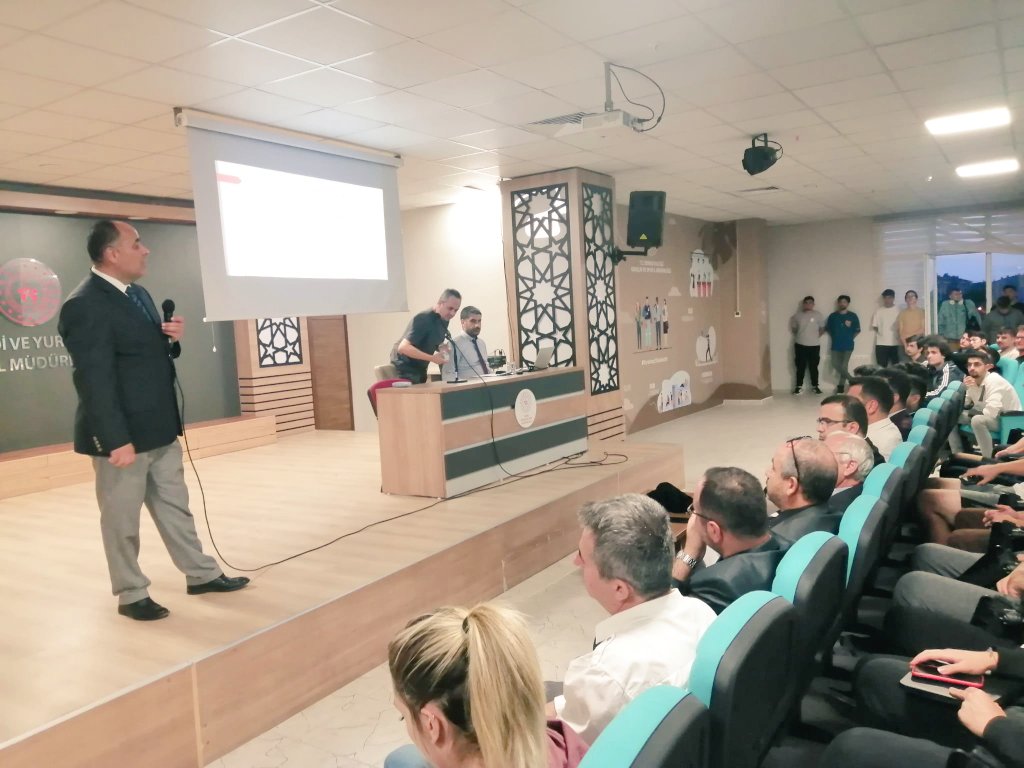 Tekinsen7645's tweet photo. Öğrencilerimizin yoğun katılımı ile Uyum programları 1. Bilgilendirme toplantımızı gerçekleştirdik ➡️ Sultan Çelebi Mehmet Yurt Müdürlüğü @GSB_KYGM @EdirneKYGM  @selimakGSB https://t.co/1JzrMjHwGJ