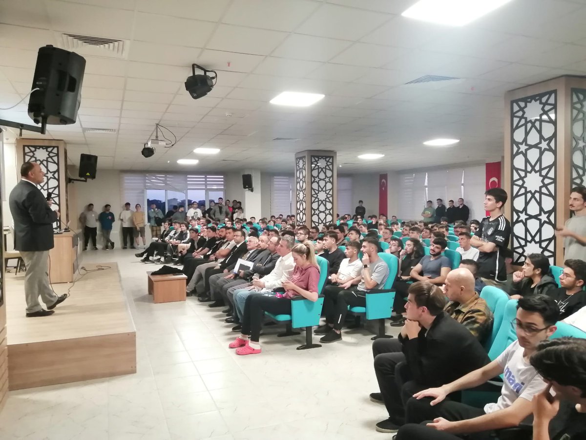 Tekinsen7645's tweet photo. Öğrencilerimizin yoğun katılımı ile Uyum programları 1. Bilgilendirme toplantımızı gerçekleştirdik ➡️ Sultan Çelebi Mehmet Yurt Müdürlüğü @GSB_KYGM @EdirneKYGM  @selimakGSB https://t.co/1JzrMjHwGJ