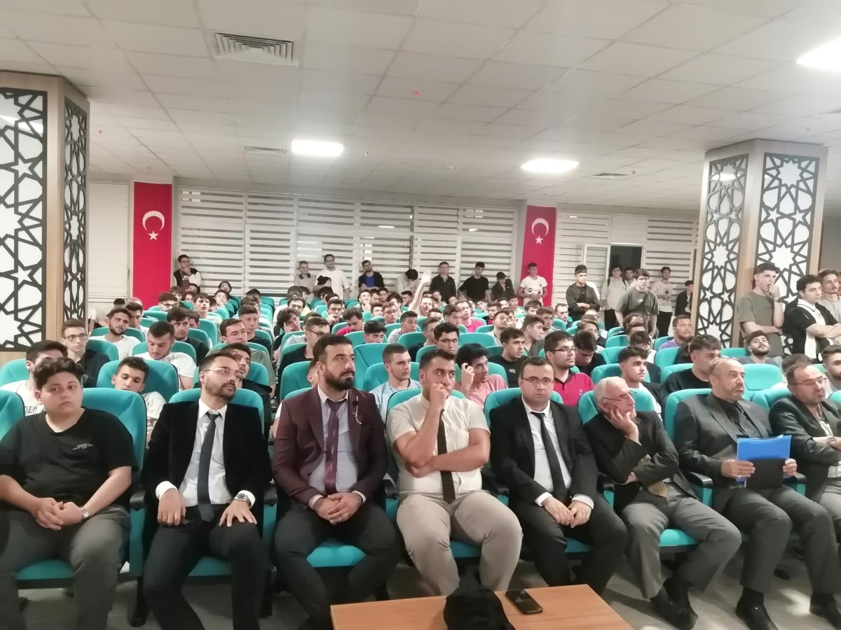 Tekinsen7645's tweet photo. Öğrencilerimizin yoğun katılımı ile Uyum programları 1. Bilgilendirme toplantımızı gerçekleştirdik ➡️ Sultan Çelebi Mehmet Yurt Müdürlüğü @GSB_KYGM @EdirneKYGM  @selimakGSB https://t.co/1JzrMjHwGJ