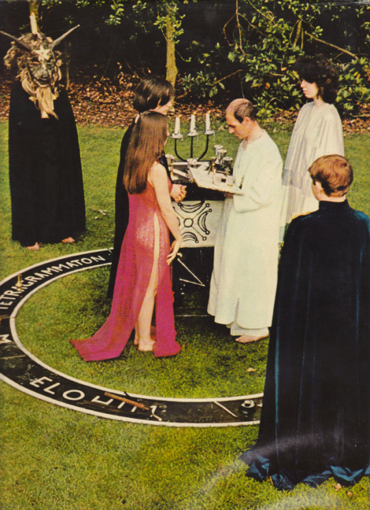 satanic_plastic's tweet photo. From The Encyclopedia oF Witchcraft &amp; Demonology https://t.co/0cIjv7PH4Y