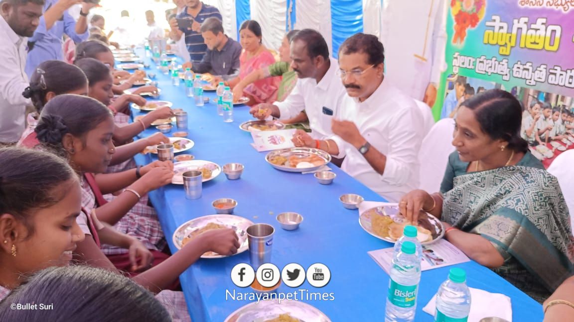 NRPT_Times's tweet photo. Narayanpet MLA S Rajender Reddy along with ZP Chairman, Municipal Chairperson and others launch the "CM Breakfast Scheme" for students at Govt Ground High School, Narayanpet. After the launch MLA and ZP Chairman had Breakfast with Students.
@SRReddyBRS @Narayanpet_TS @KTRBRS https://t.co/aj8sYvtavs