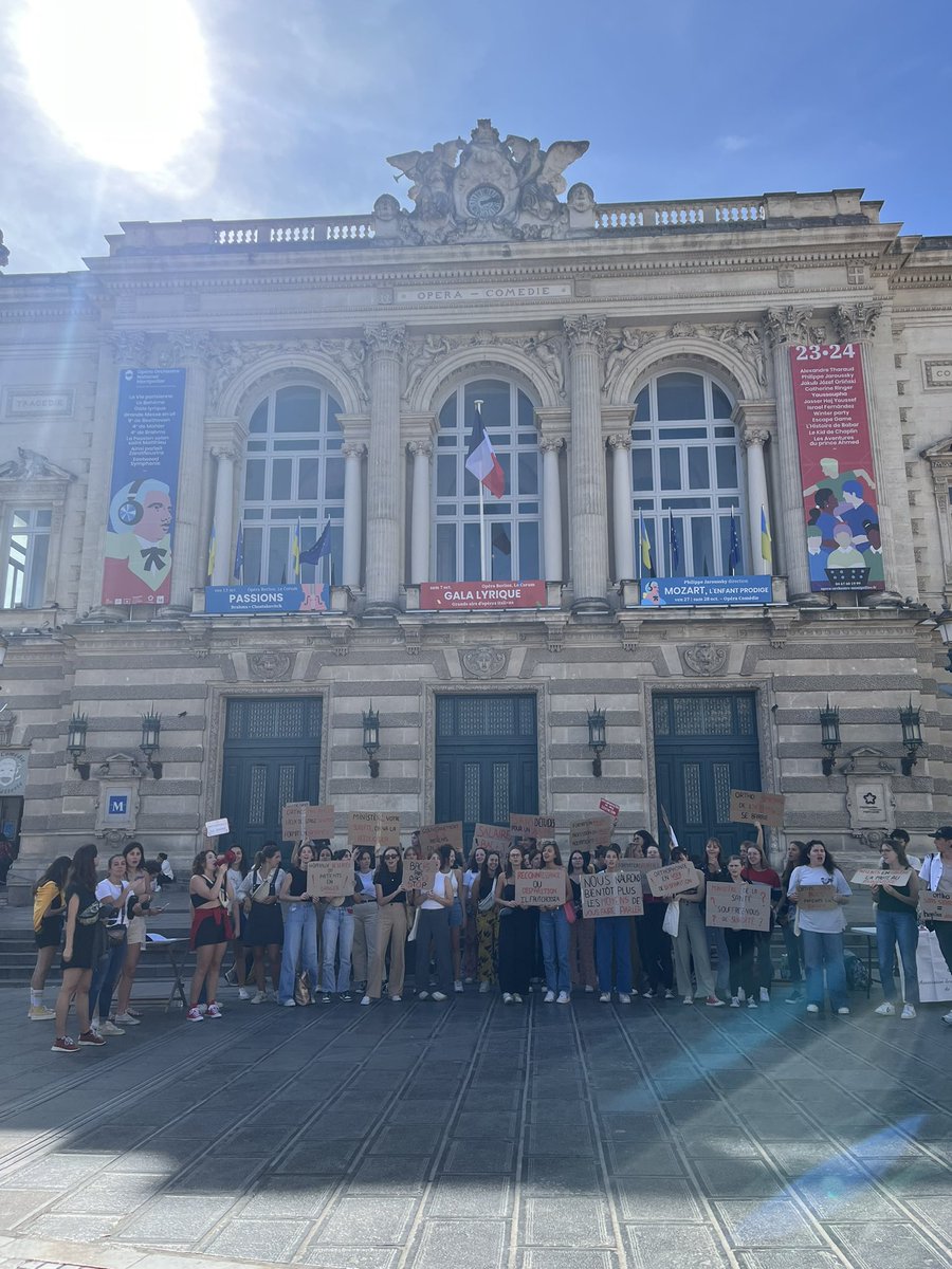 MaelaaaS's tweet photo. Pour la reconnaissance de notre master et de nos compétences indispensables en milieu hospitalier @La_FNEO @orthophonistes @NathalieOziol @Sante_Gouv @aur_rousseau 
#orthophonieendanger #Montpellier #orthophonistes https://t.co/7HIZrw8vL9