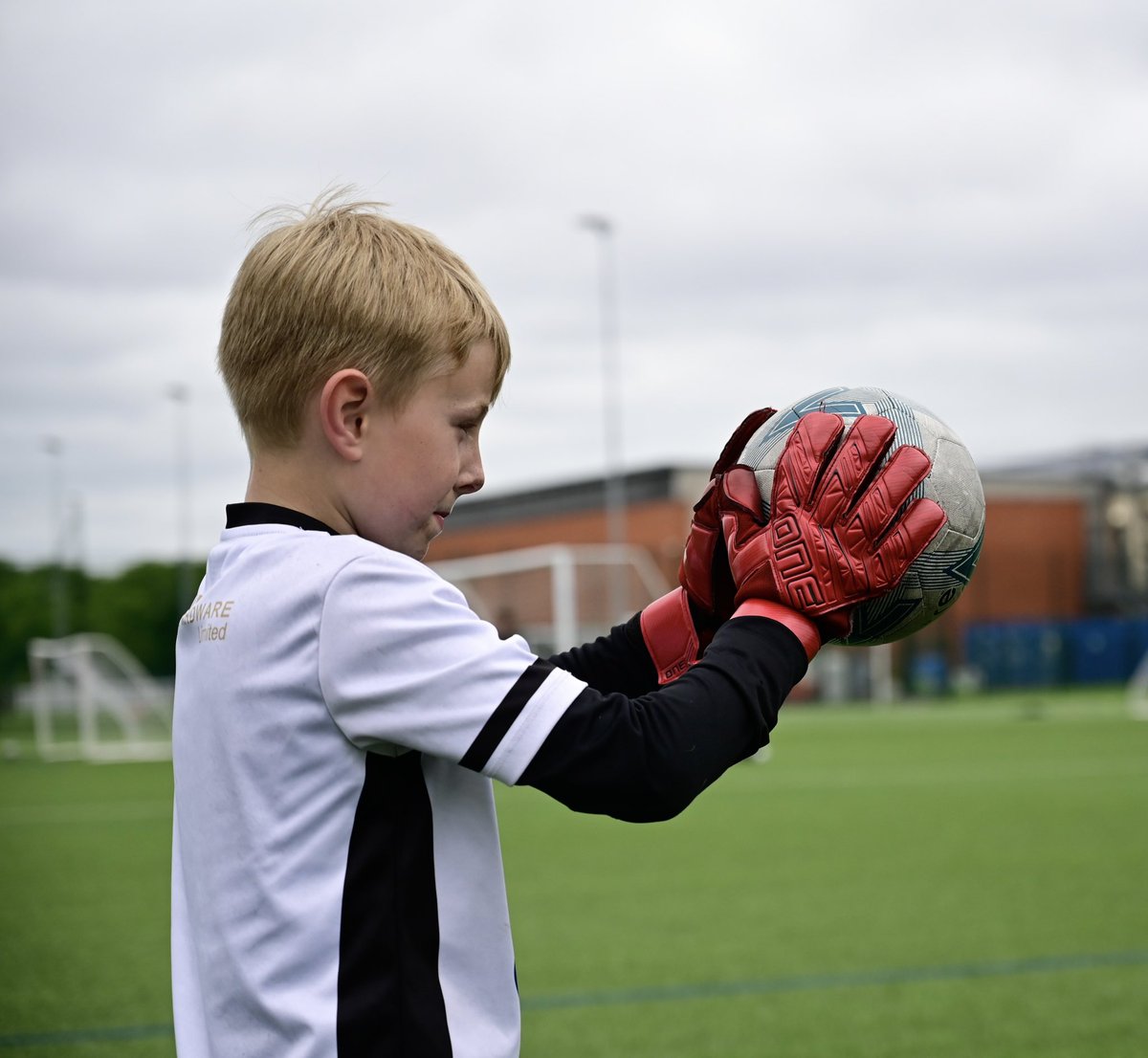 Our October holiday course is now available to book 

🗓️4 day course
🧤Improve your technique 
🥅 Shot Stopping
😃 Have lots of fun
🤝 Meet new friends

Book now ➡️ onegloveacademy.com/product/octobe…

#trainplaywearone <a href="/TheOneGloveCo/">The One Glove Co</a>