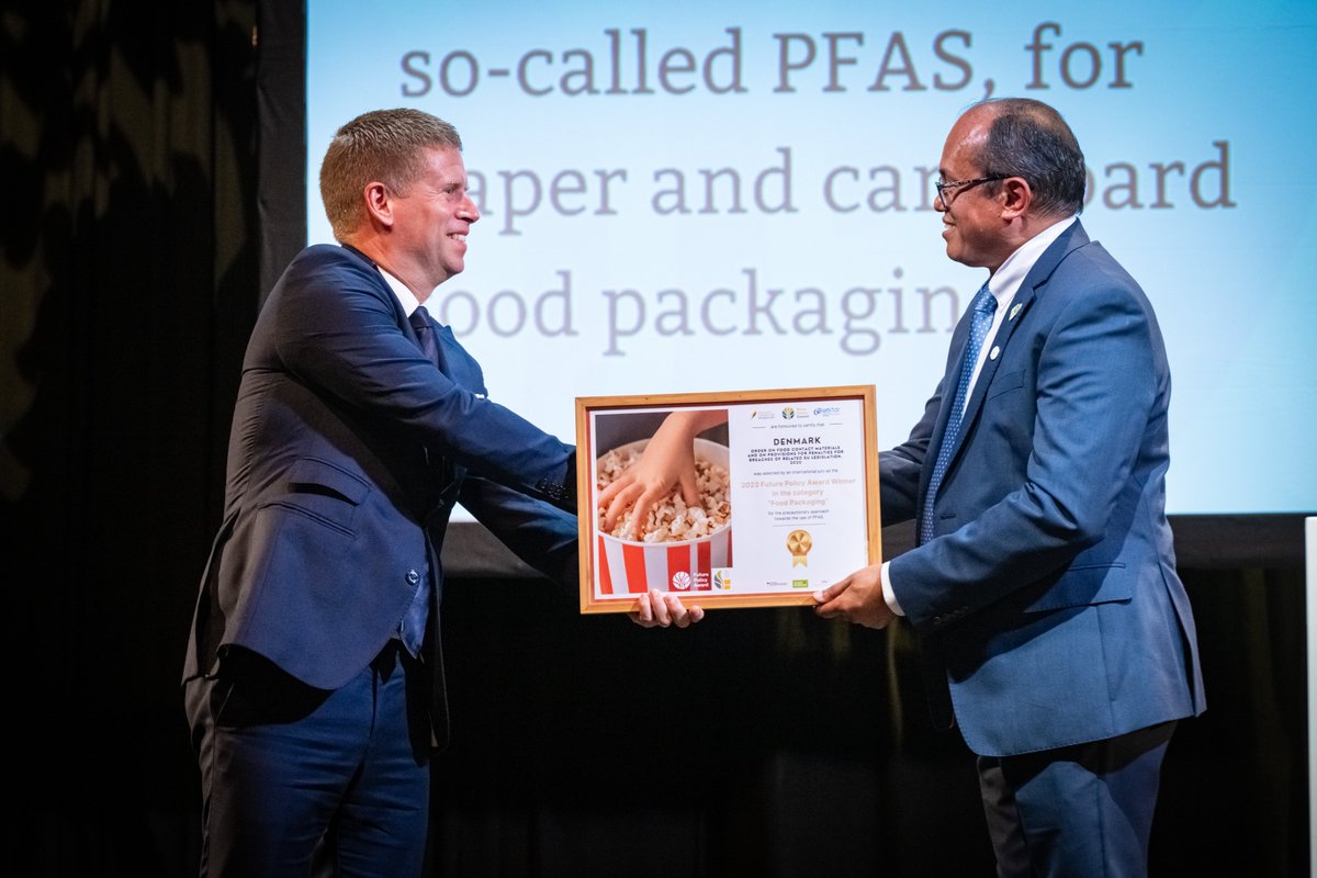 Daenemark_in_DE's tweet photo. And the Oscar for best policy goes to...🇩🇰 #Dänemark wurde für sein #PFASVerbot in Lebensmittelverpackung mit renommiertem #FuturePolicyAward für schadstofffreie #Umweltpolitik ausgezeichnet 🌍 Uffe Grøn-Sørensen nahm vertretend für @fvmdk 🇩🇰Min. Jacob Jensen den Preis entgegen. https://t.co/FBkEDtE2dB