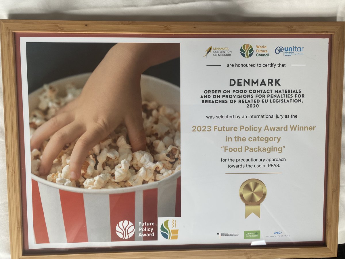 Daenemark_in_DE's tweet photo. And the Oscar for best policy goes to...🇩🇰 #Dänemark wurde für sein #PFASVerbot in Lebensmittelverpackung mit renommiertem #FuturePolicyAward für schadstofffreie #Umweltpolitik ausgezeichnet 🌍 Uffe Grøn-Sørensen nahm vertretend für @fvmdk 🇩🇰Min. Jacob Jensen den Preis entgegen. https://t.co/FBkEDtE2dB
