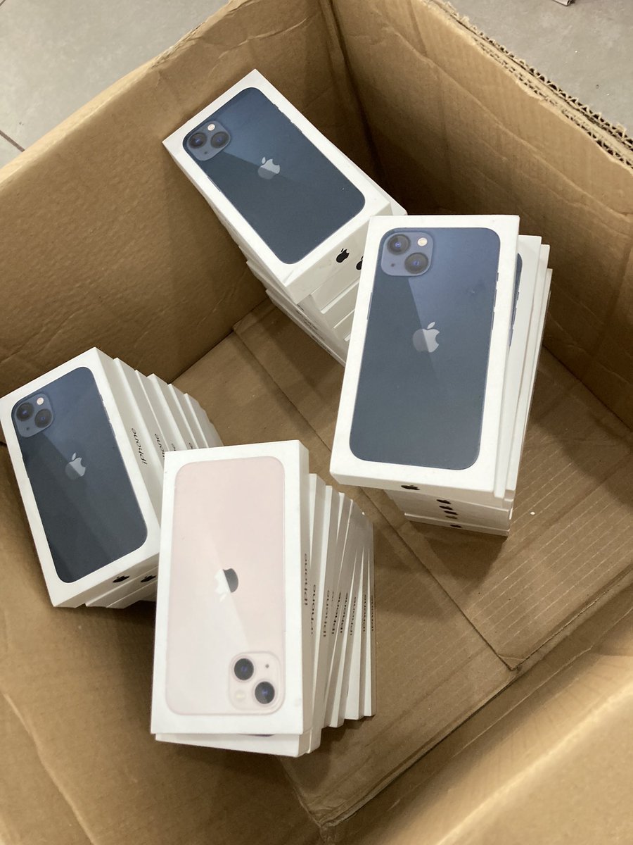 ArenaApple's tweet photo. iPhone 13 
128gb unlocked 
Available in stock 

Swapping allowed 
Call/WhatsApp/iMessage 
0245193414 https://t.co/CyL0V4dHhE