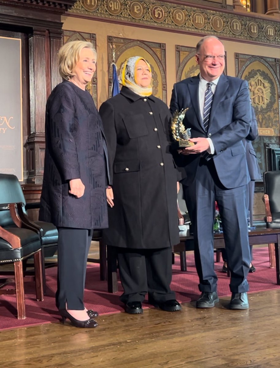 Congratulations to the amazing
<a href="/munaluqman/">Muna Luqman</a>, one of the most active civil society leaders in #Yemen, for being awarded today the <a href="/HilaryClinton/">HilaryClinton</a> award.