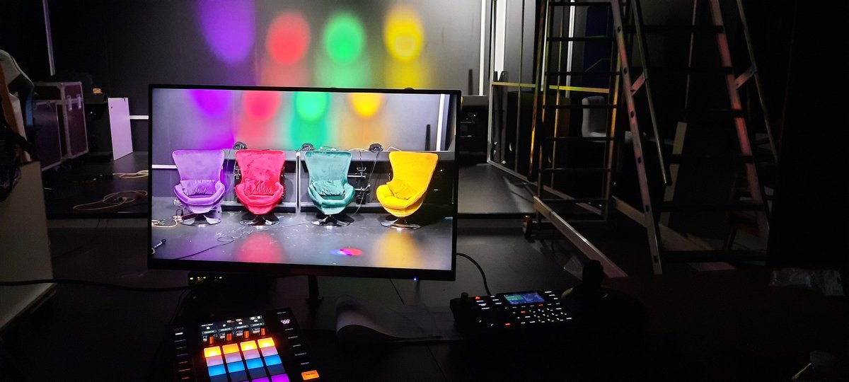 Après un peu de ménage, l'éclairage est en place dans le studio 🥳🥳🥳

Quiz &amp; Strip est dans les starting !

Inscrivez-vous au casting pour participer à l'émission et tenter de gagner les 1000 €.