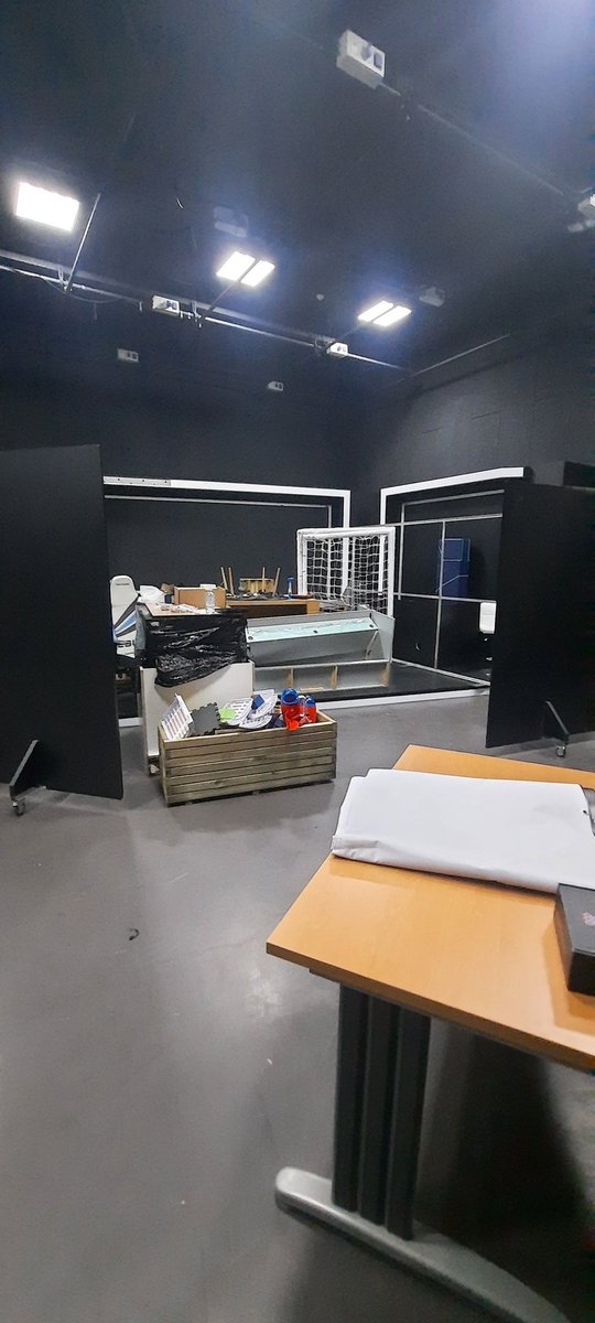 QuizCarnage's tweet photo. Après un peu de ménage, l'éclairage est en place dans le studio 🥳🥳🥳

Quiz &amp; Strip est dans les starting !

Inscrivez-vous au casting pour participer à l'émission et tenter de gagner les 1000 €. https://t.co/ffSVd8bH9s