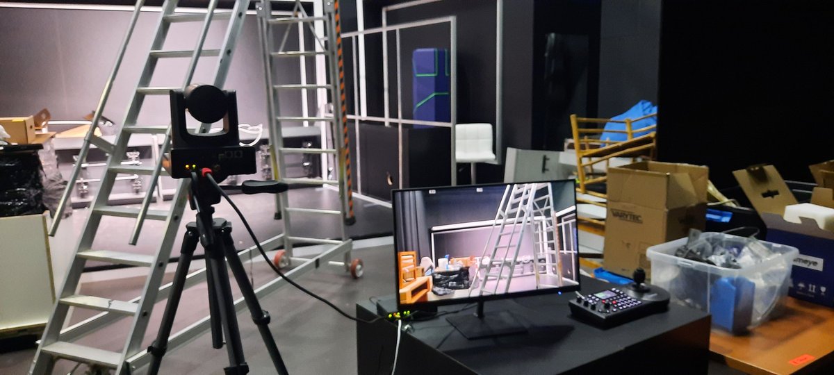 QuizCarnage's tweet photo. Après un peu de ménage, l'éclairage est en place dans le studio 🥳🥳🥳

Quiz &amp; Strip est dans les starting !

Inscrivez-vous au casting pour participer à l'émission et tenter de gagner les 1000 €. https://t.co/ffSVd8bH9s