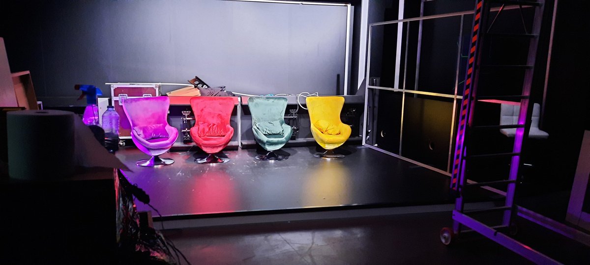 QuizCarnage's tweet photo. Après un peu de ménage, l'éclairage est en place dans le studio 🥳🥳🥳

Quiz &amp; Strip est dans les starting !

Inscrivez-vous au casting pour participer à l'émission et tenter de gagner les 1000 €. https://t.co/ffSVd8bH9s