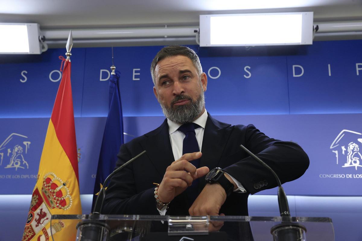 javierjuantur's tweet photo. Las cuentas y los cuentos, de Abascal.
Fundaciones, chiringuitos, cuentas opacas, pitufeo... para vox, lo primero la pasta, luego ya "salvaran España", si eso...
El Tribunal de Cuentas avisa a Vox de una posible multa por los 300.000e que recibió en cajeros automáticos. https://t.co/QIMHd64Gfj