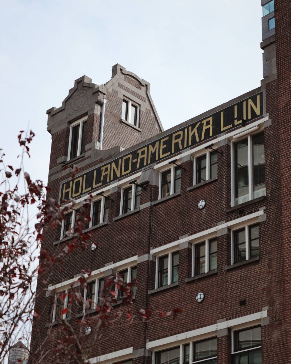 Wist je dat ons iconische gebouw in 1896 is vernoemd naar de Holland-Amerika Lijn? Dé passagiersdienst tussen Rotterdam en New York.

#historisch #hotelnewyork #rotterdam #uitzichtpunt #visitrotterdam #architectuur #photooftheday #cityphotography #wilhelminakade #gebouw #hotel