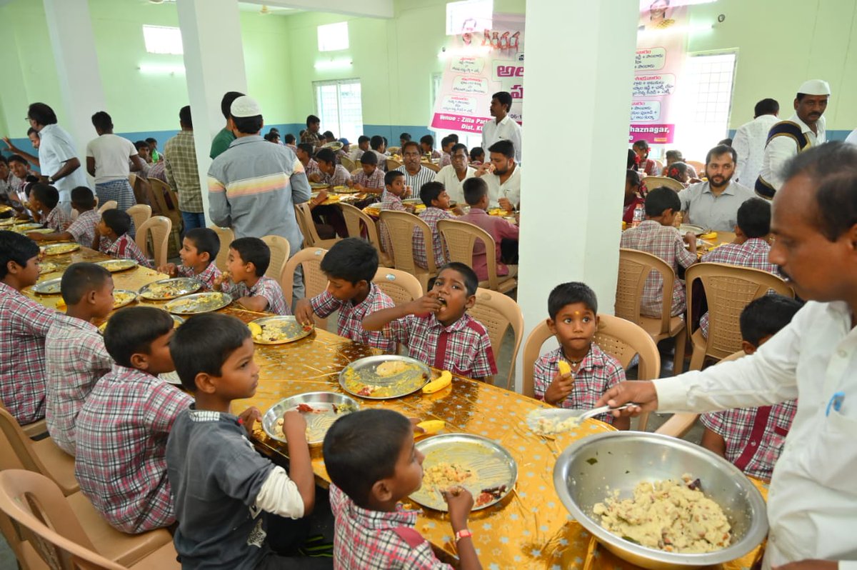 #CMBreakfastscheme launched in ZPHS Petrol Pump school, Kagazhnagar. Under the scheme, children will be provided Hot cooked nutritious meal everyday @TelanganaCMO @KTRBRS @IKReddyAllola @BrsSabithaIndra @TelanganaCS @arvindkumar_ias @SmitaSabharwal @cdmatelangana @Collector_KB