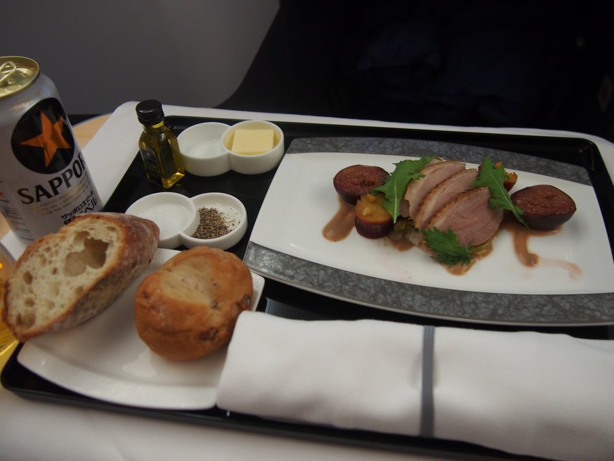 shirasu_sama's tweet photo. 久しぶりの長距離だったので、ビジネスにした✈以前はもっと個室感があったような😒隣の人のTVまで見えた😅
でも、食事は美味しくて食べ過ぎた😜 https://t.co/wWpMUbWrrI
