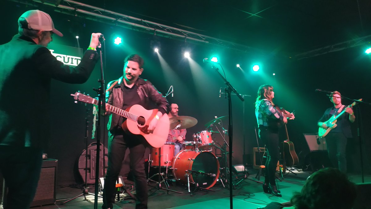 elsotaescala's tweet photo. ESPECTACULAR
-#EvaFort format trio: PRECIÓS SET #Indie #Pop #Folk
-#RidersOfTheCanyon (#JoanaSerrat #RogerUsart #MatthewMcDaid #VictorPartido VEUS, GUITARRES i HARMÒNICA) #ToniSerrat percussió: #Americana/#CrosbyStillsNash #NeilYoung MOOD... QUÍMICA, CANÇONS i TALENT; AL·LUCINANT https://t.co/Ngi2CZr0zI