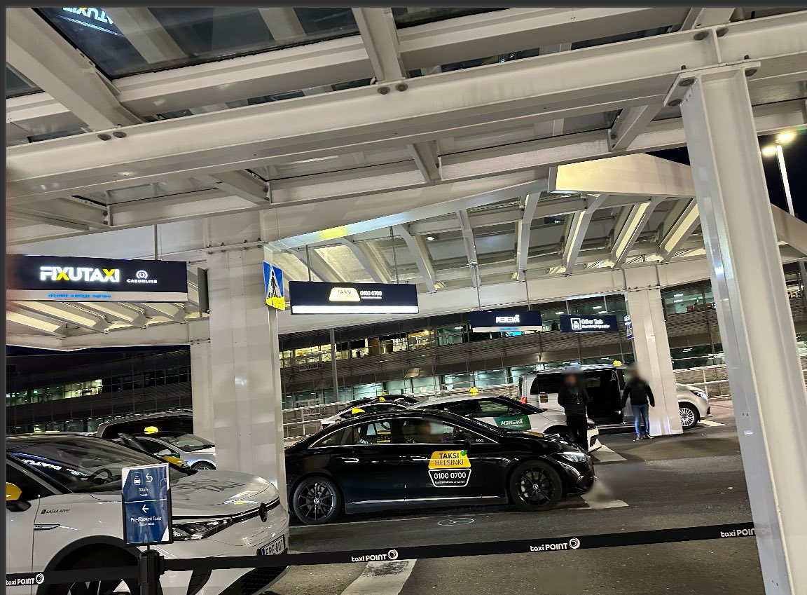 Ieri sera arrivo all’aeroporto di #Helsinki.
Esco per prendere un #taxi, ce ne sono diversi. 
I tassisti attendono i clienti fuori dall’auto (temperatura esterna: 3 gradi).
Appena salita sul taxi, il tassista si premura subito di dirmi che per la mia destinazione c’è la tariffa