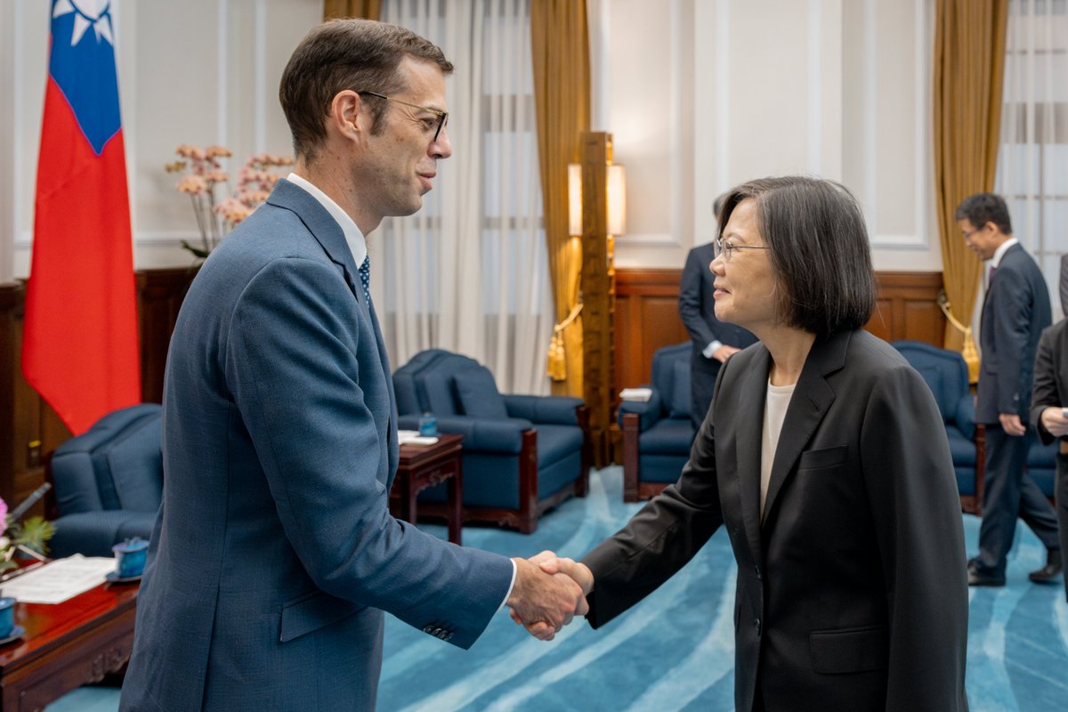 iingwen's tweet photo. Sincère bienvenue au nouveau directeur du Bureau français de Taipei, Franck Paris, un expert en relations internationales hautement qualifié et expérimenté. Je crois que grâce à nos efforts conjoints, les relations #Taïwan-#France pourront être portées à un niveau supérieur.