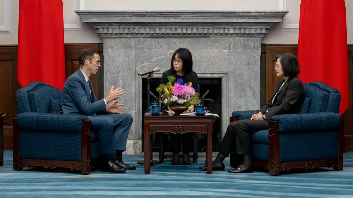 iingwen's tweet photo. Sincère bienvenue au nouveau directeur du Bureau français de Taipei, Franck Paris, un expert en relations internationales hautement qualifié et expérimenté. Je crois que grâce à nos efforts conjoints, les relations #Taïwan-#France pourront être portées à un niveau supérieur.