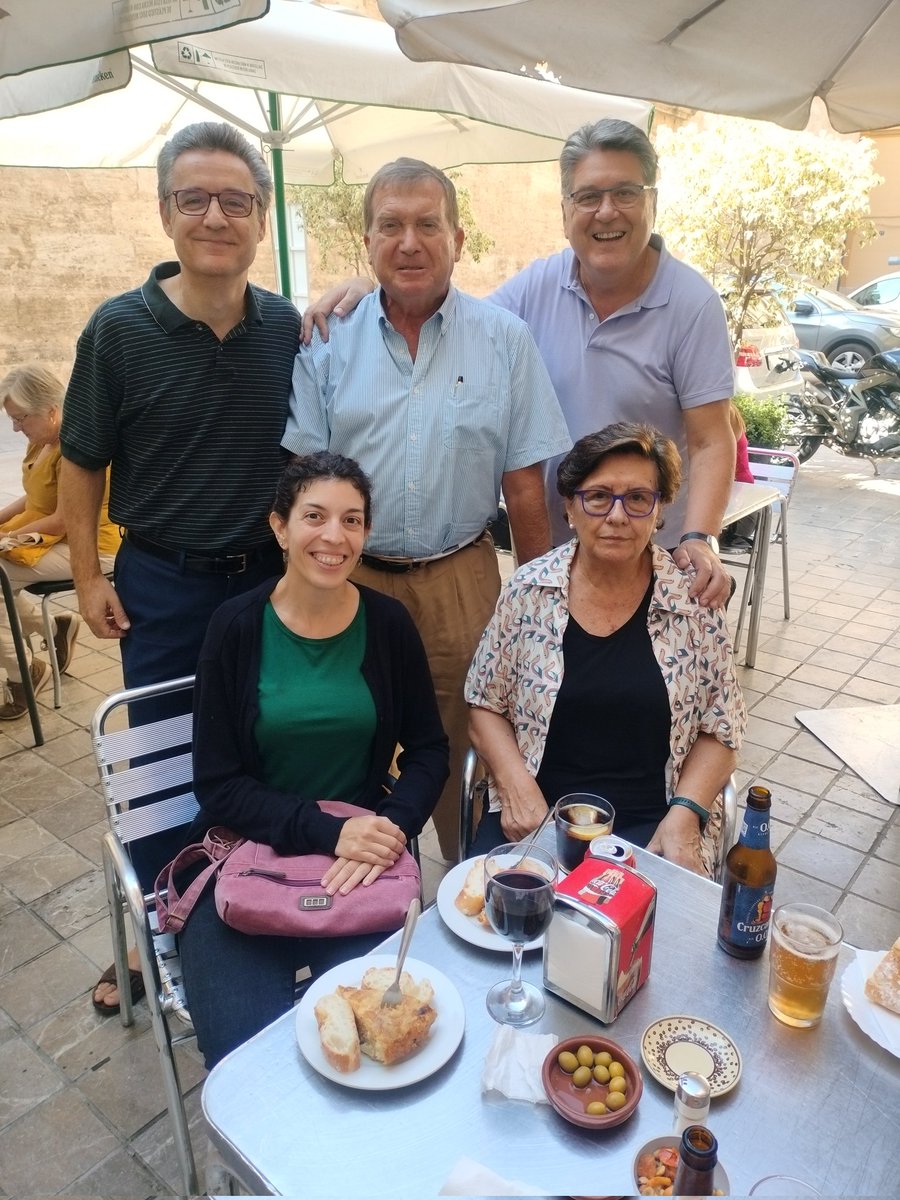 irenesevillah's tweet photo. El voluntariado es una parte fundamental del programa SICCE MIS, así que, además de trabajar, de vez en cuando nos vamos a almorzar @ValenciaCaritas @javiferrandis60 https://t.co/SR8Ubeybop