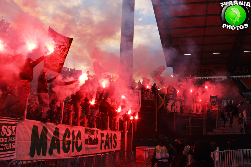 actusainte's tweet photo. 💰 L'ASSE encore une fois sanctionnée par la LFP.
Une amende de 66.000€ a été infligée au club du Forez suite à l'utilisation de fumigènes au Moustoir, face à Concarneau.
(@peuplevert) #USCASSE