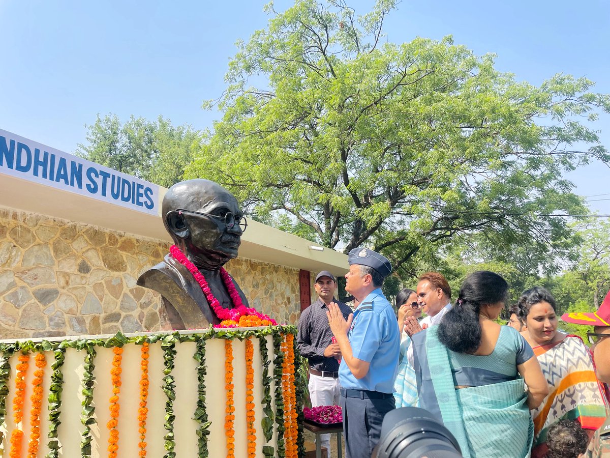I7raj's tweet photo. मेरी माटी मेरा देश थीम के तहत एनसीसी महानिदेशालय राजस्थान  के उपमहानिदेशक एयर कमोडोर सत्येंद्र शर्मा एवं ग्रुप कमांडर कर्नल बिरेंद्र कुमार द्वारा गांधी अध्ययन केंद्र पर एनसीसी के कैडेट्स के साथ गांधी जयंती को मनाया।
@HQ_DG_NCC 
@NCCDteRajasthan 
@AMBER_ROYALS https://t.co/pldfElBdls