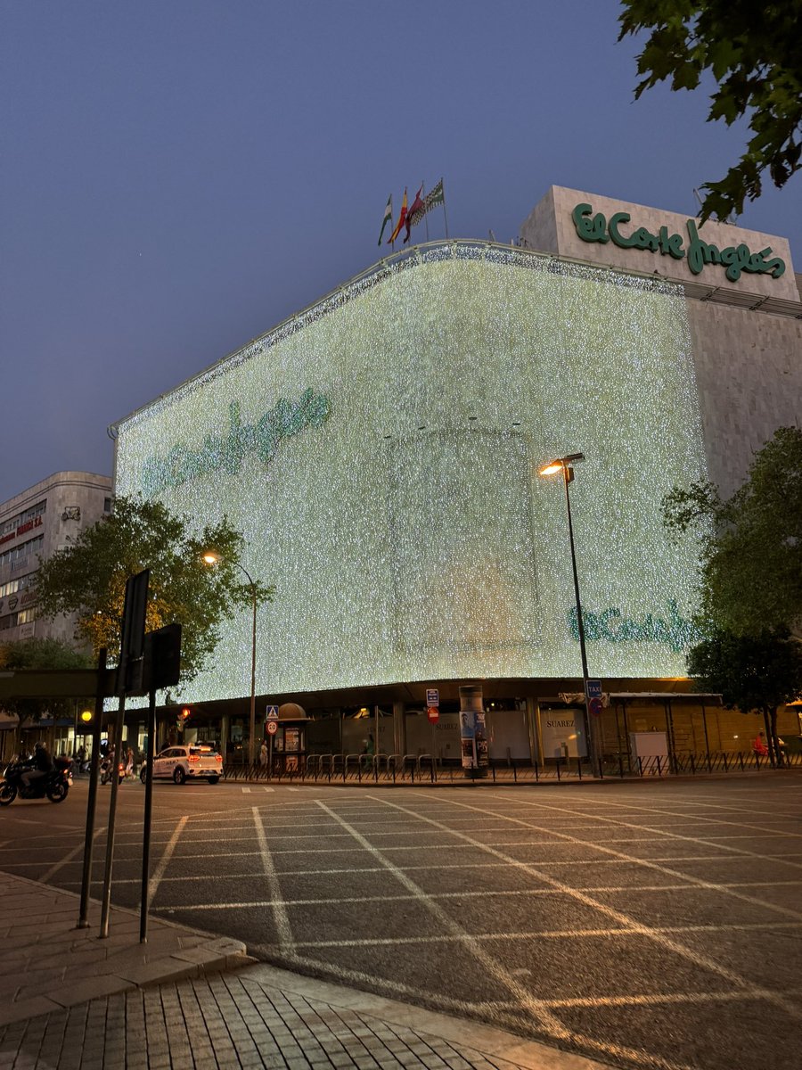 Un día de 36 grados de máxima, así que es lógico que la navidad del Corte Inglés comience tempranito #tamoslocos