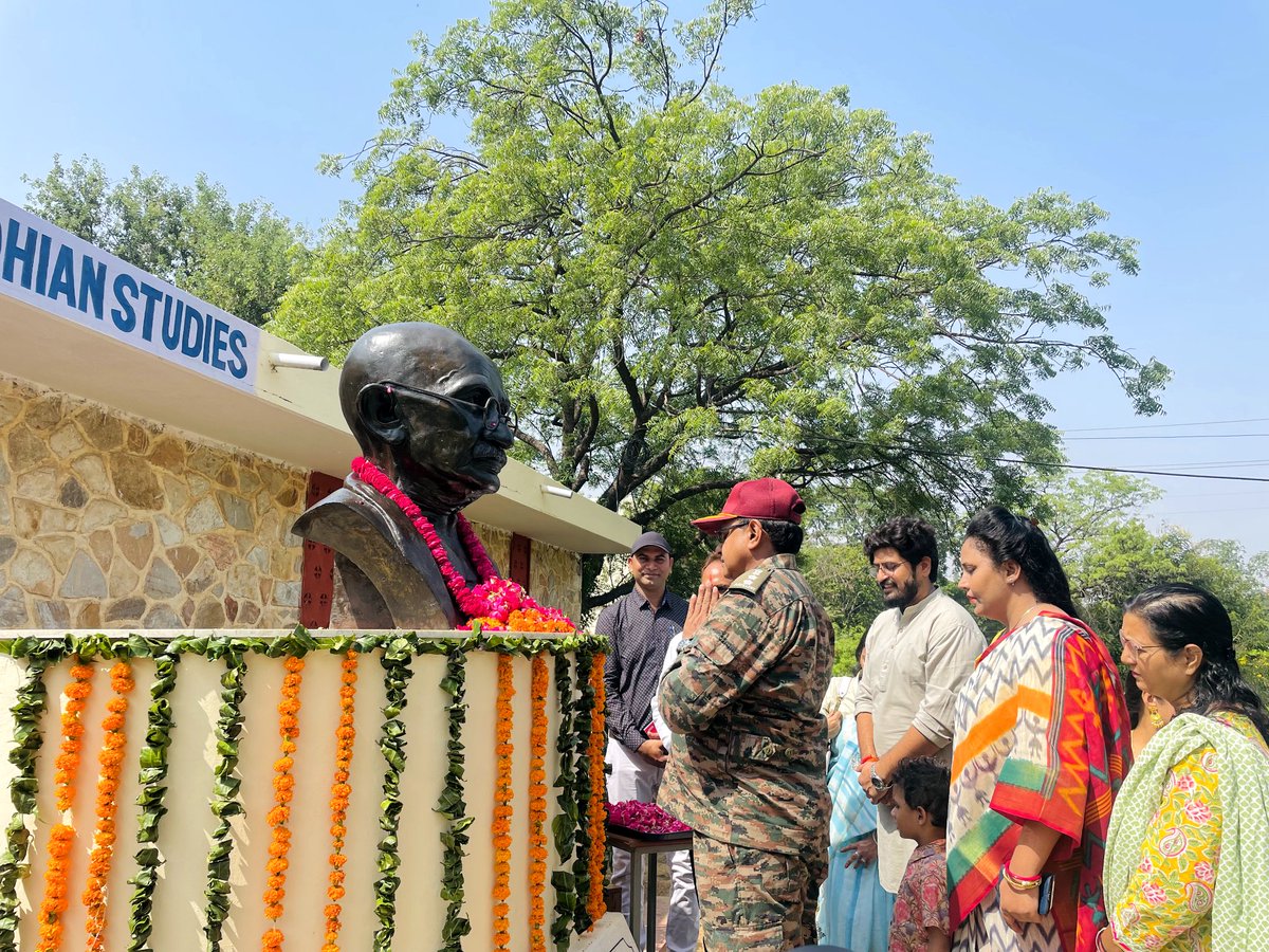 I7raj's tweet photo. मेरी माटी मेरा देश थीम के तहत एनसीसी महानिदेशालय राजस्थान  के उपमहानिदेशक एयर कमोडोर सत्येंद्र शर्मा एवं ग्रुप कमांडर कर्नल बिरेंद्र कुमार द्वारा गांधी अध्ययन केंद्र पर एनसीसी के कैडेट्स के साथ गांधी जयंती को मनाया।
@HQ_DG_NCC 
@NCCDteRajasthan 
@AMBER_ROYALS https://t.co/pldfElBdls