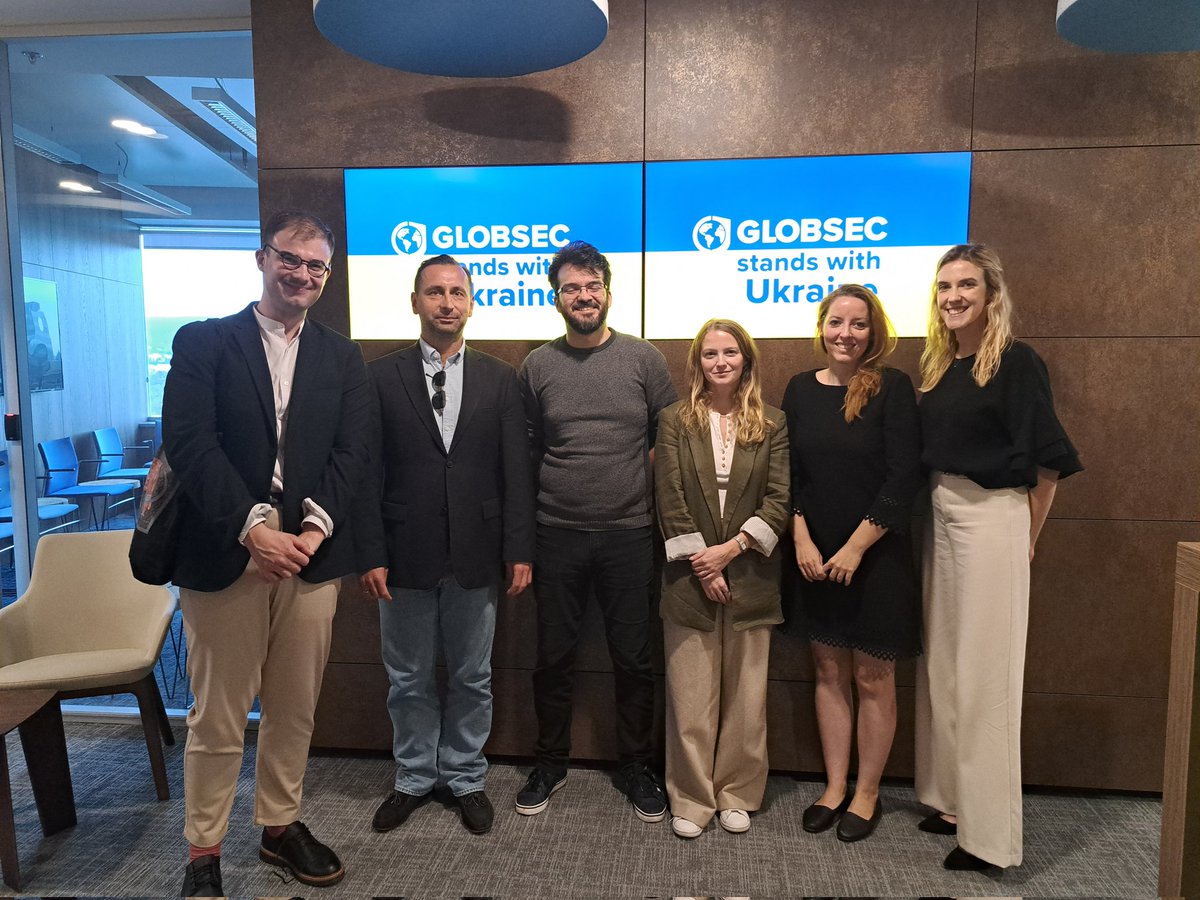 Yesterday we also talked with Michal Piško, Director of <a href="/transparencysk/">Transparency International Slovensko</a>, about corruption and with <a href="/DominHajdu/">Dominika Hajdu</a> and <a href="/kateklingova/">Katarina Klingova</a> from <a href="/GLOBSEC/">GLOBSEC</a> about disinformation and pro-Russian tendencies in 🇸🇰 society. 

#Slovakia #democracy