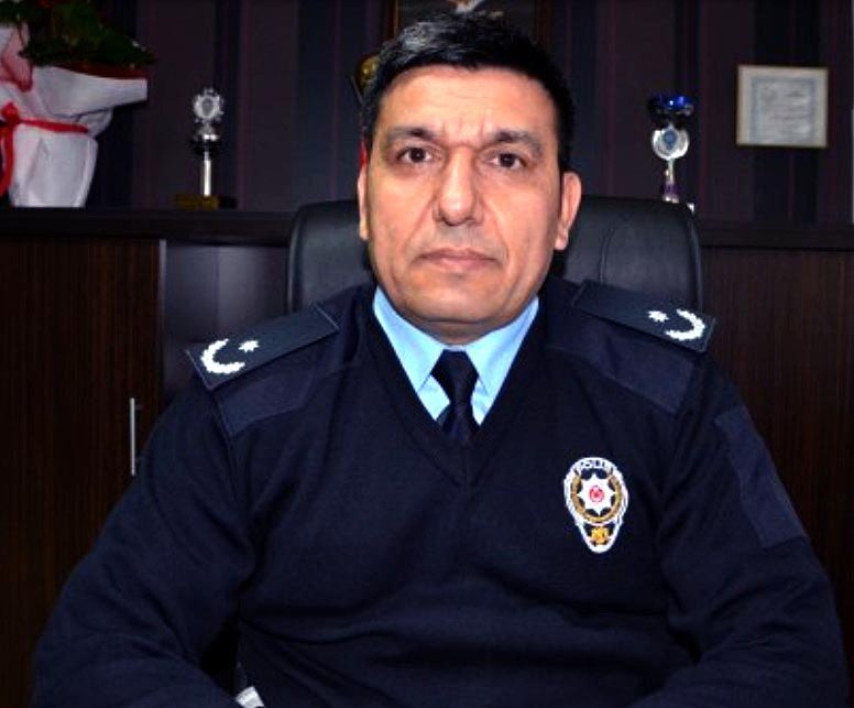 Elbistan'da bir düğünündeki maganda havaya ateş açtı.

Düğüne katılan Emniyet Müdürü Arif Gürbüz, şahıs hakkında işlem yapılmasını emretti.

Yine davetli olarak düğünde bulunan Savcı Muhammet Fatih Vural, polislerden işlem yapılmamasını istedi.

Polislerin tutanak tutmakta