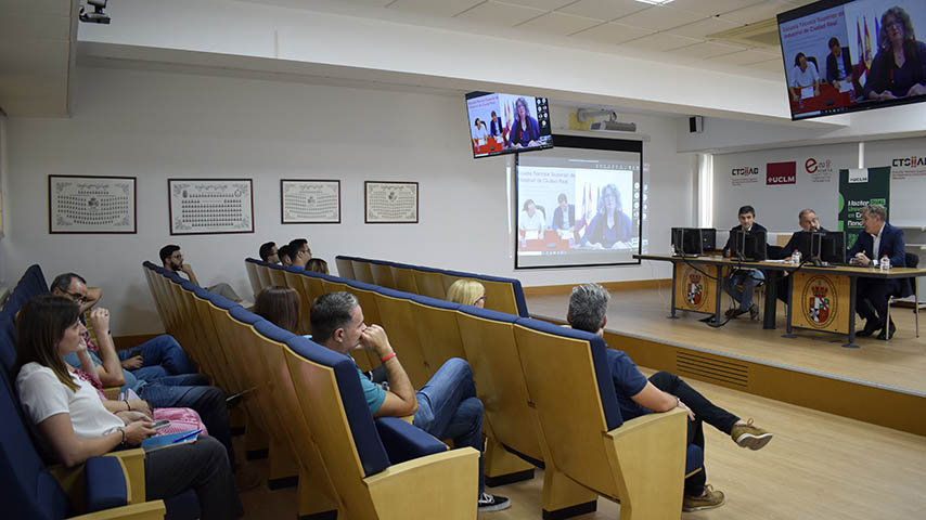 Una treintena de estudiantes participan en el Máster Dual en Energías Renovables de la UCLM, el primer programa de estas características en la región que contempla la formación complementaria en empresas.
uclm.es/noticias/notic…