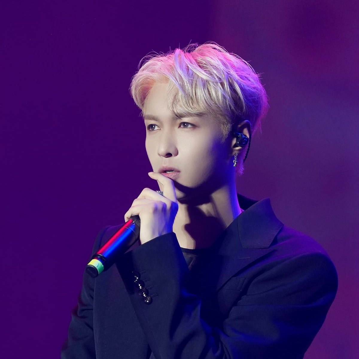WORLDMUSICAWARD's tweet photo. #EXO's #LayZhang drives fans wild performing at the #DNAMusicandArtsFestival in #Guangdong, #China! 💪🕺🎤🌟🔥👑💜 https://t.co/LcxudjPc42