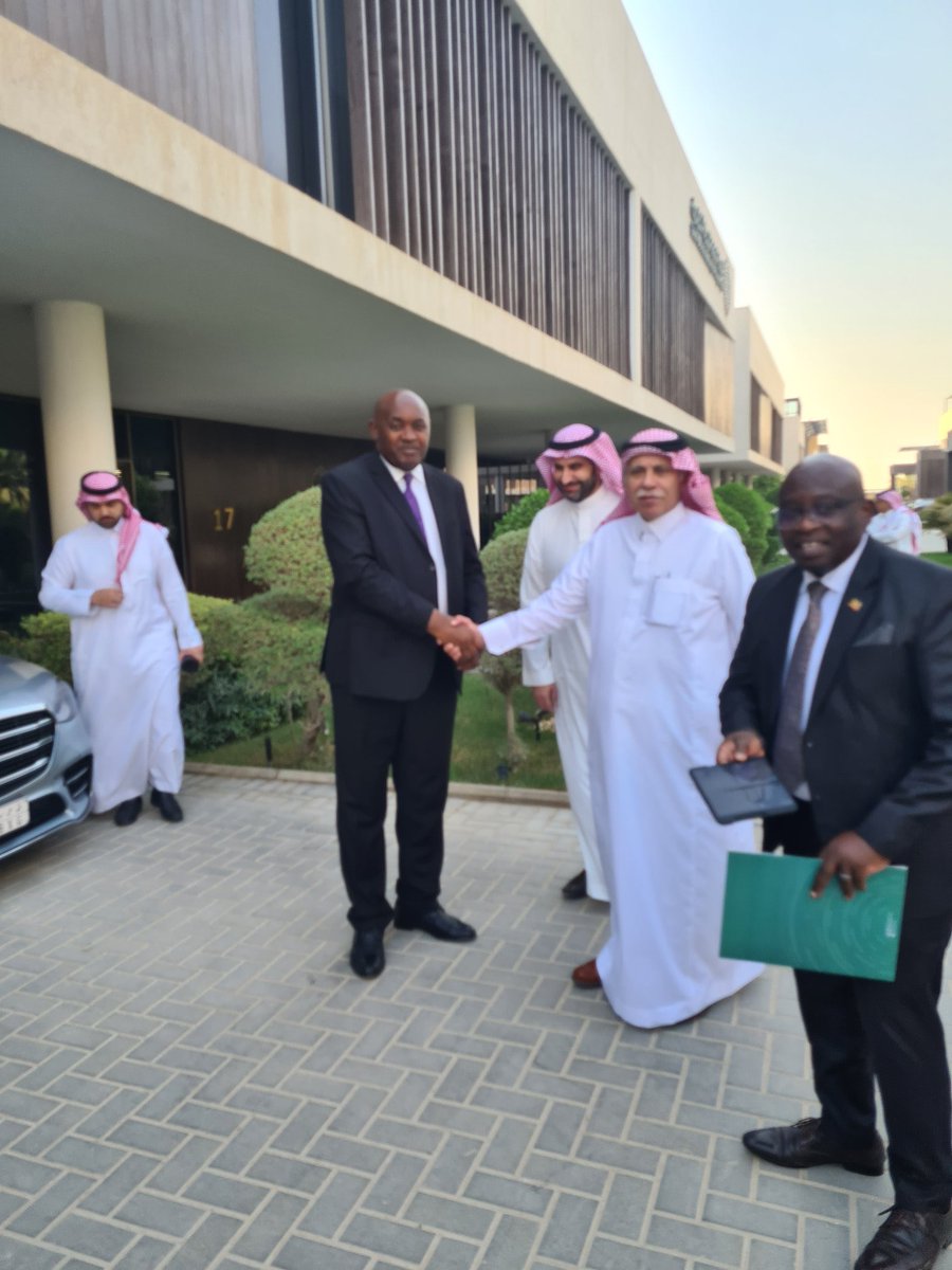 Hon.Minister @CHRISBARYOMUNS1 for @MoICT_Ug met with the Minister for Commerce and Board Chairman of @gaft_sa in Riyadh and both discussed areas of bilateral relationships majorly in Tourism, Investment, Agriculture, and ICTs, among others. #DigitizeUg