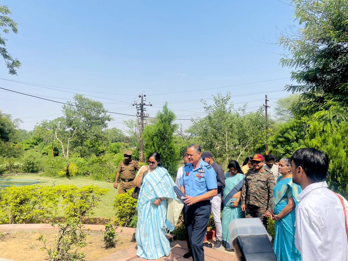 I7raj's tweet photo. मेरी माटी मेरा देश थीम के तहत एनसीसी महानिदेशालय राजस्थान  के उपमहानिदेशक एयर कमोडोर सत्येंद्र शर्मा एवं ग्रुप कमांडर कर्नल बिरेंद्र कुमार द्वारा गांधी अध्ययन केंद्र पर एनसीसी के कैडेट्स के साथ गांधी जयंती को मनाया।
@HQ_DG_NCC 
@NCCDteRajasthan 
@AMBER_ROYALS https://t.co/HKUzz32mjS