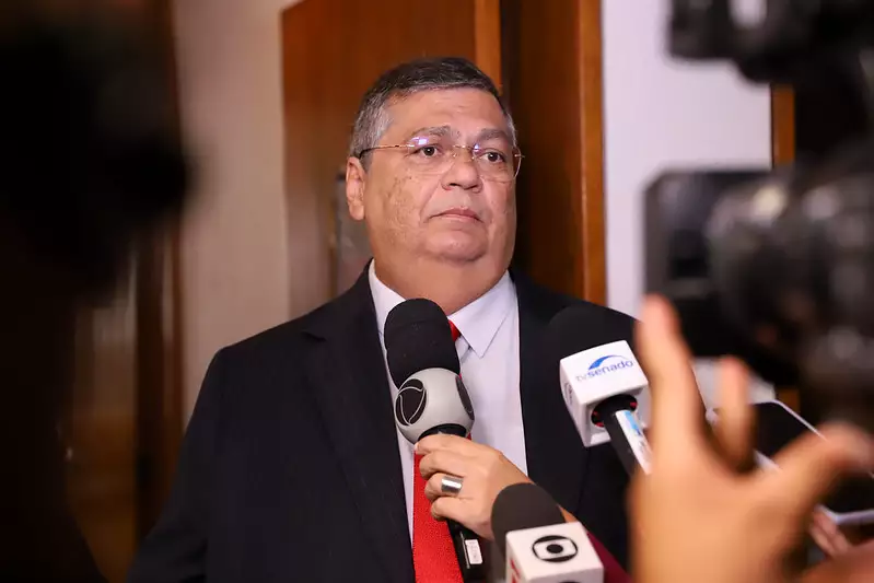 fellipebambam's tweet photo. Dino negou reforço policial ao Rio na véspera da chacina dos médicos: O ministro da Justiça, Flávio Dino, terá de conviver com sua inacreditável decisão, na véspera da chacina que vitimou os médicos na orla da Tijuca, de suspender o envio de 300 policiais da Força Nacional de Segurança para ajudar a proteger o Rio. Em post no X, ex-Twitter, ele “lamentou” o triplo assassinato e mencionou “solidariedade” etc. Mas não dedicou uma só linha de sua lacração para pedir desculpas às famílias e aos cariocas, tampouco a turistas assustados, que correram em fuga para o aeroporto.
O congresso médico foi esvaziado pela decisão dos participantes de abandonarem o Rio, neste País dominado pelo crime. Que vergonha.
A incapacidade das autoridades é chocante. Ainda pela manhã, a Band registrou assalto a uma hóspede na porta do mesmo hotel dos médicos.
No blábláblá das redes sociais, presidente, ministros e demais políticos não são capazes de mostrar de que lado estão, na guerra contra o crime.

Reino da hipocrisia

Foi o Psol, “solidário” às famílias, que obteve no STF a ordem lacradora para melhorar presídios que “hospedam” suas excelências os bandidos.