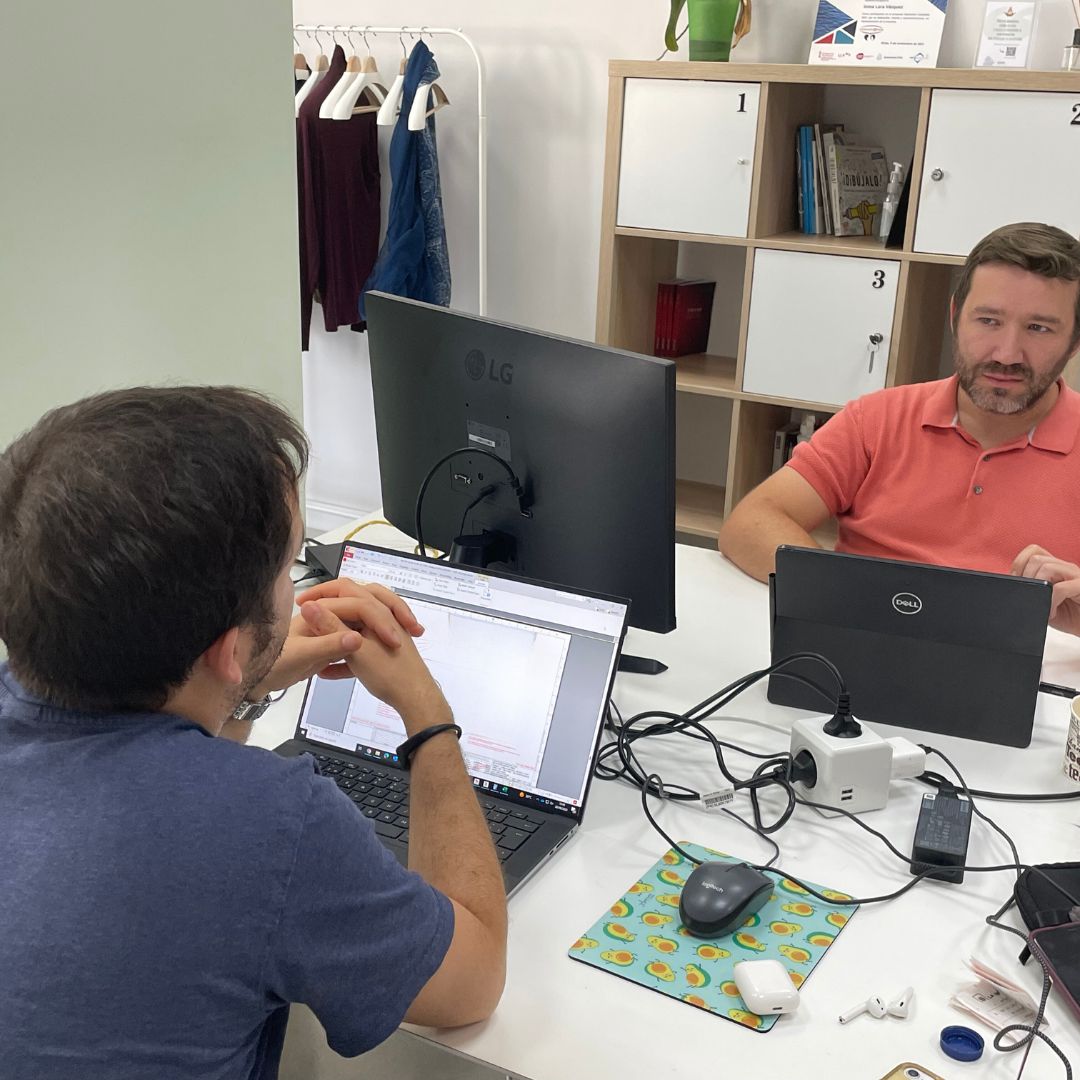 CoworkingElche's tweet photo. MOMENTOS 💚

En el día a día de Elche Coworking vivimos momentos.
Dos compañeros con diferentes trabajos y, sin embargo, con la misma sintonía.

https://t.co/3w28SeggJz
#ElcheCoworking #Coworking #Elche https://t.co/VEO3ctyPNp