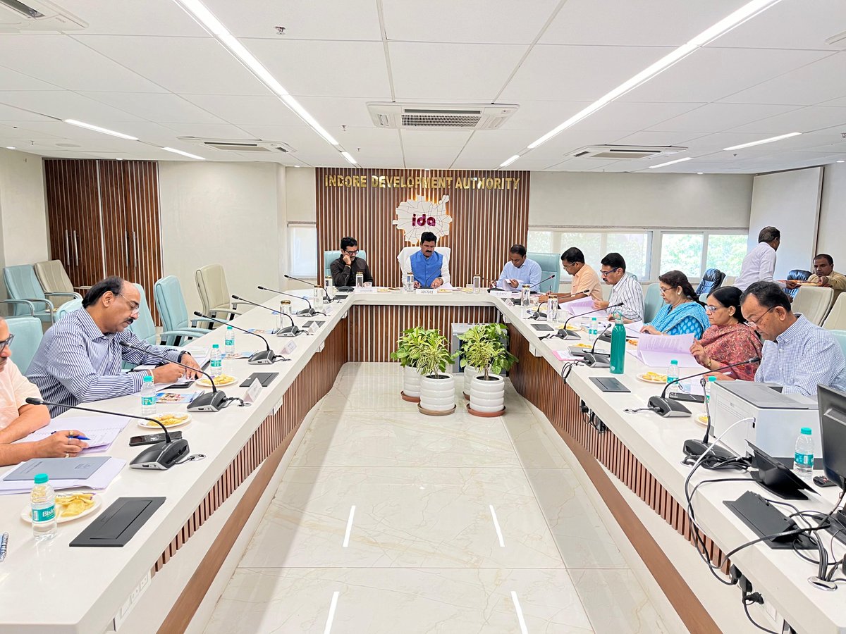 idaIndore22's tweet image. आज इन्दौर विकास प्राधिकरण के संचालक मण्डल की बैठक प्राधिकारी बोर्ड कक्ष में सम्पन्न हुई।

बैठक में प्रस्तुत प्रतिवेदन कुल राशि रू. 300 करोड़ के विकास कार्यों की स्वीकृति प्रदान की। 

#indoredevelopmentauthority #boardmeeting #indorecity #indore #news #NewsUpdate #indorenews