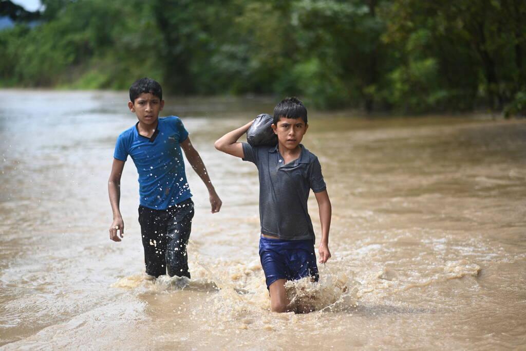 libe's tweet photo. 🔴 L’Unicef révèle dans un rapport qu’entre 2016 et 2021, les catastrophes liées au changement climatique ont provoqué 43,1 millions déplacement d’enfants. Soit l’équivalent de 20 000 par jour. 

Lire : https://t.co/w8jVEXx2EW https://t.co/vVPXY21E9D